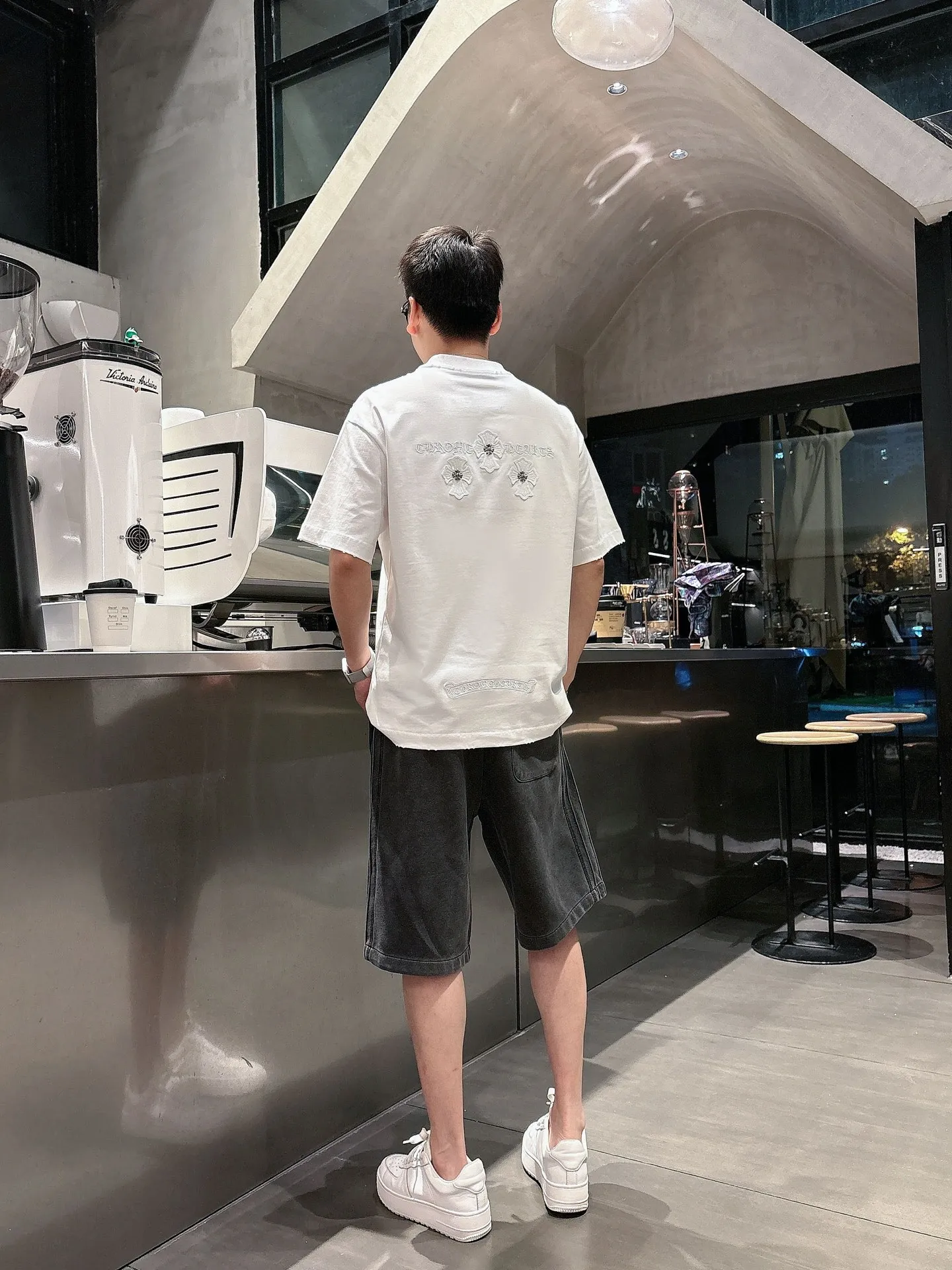 Balenciaga's three-standard complete 2026 summer New Arrival men's casual shorts, advanced custom-made Breathable fabric, Breathable fabric, extremely stretchy and comfortable, impeccable details, top-grade accessories, original logo design concept, delicate and soft feel! The upper body fit is awesome! Size: M-XXXL Please state your height and weight when ordering